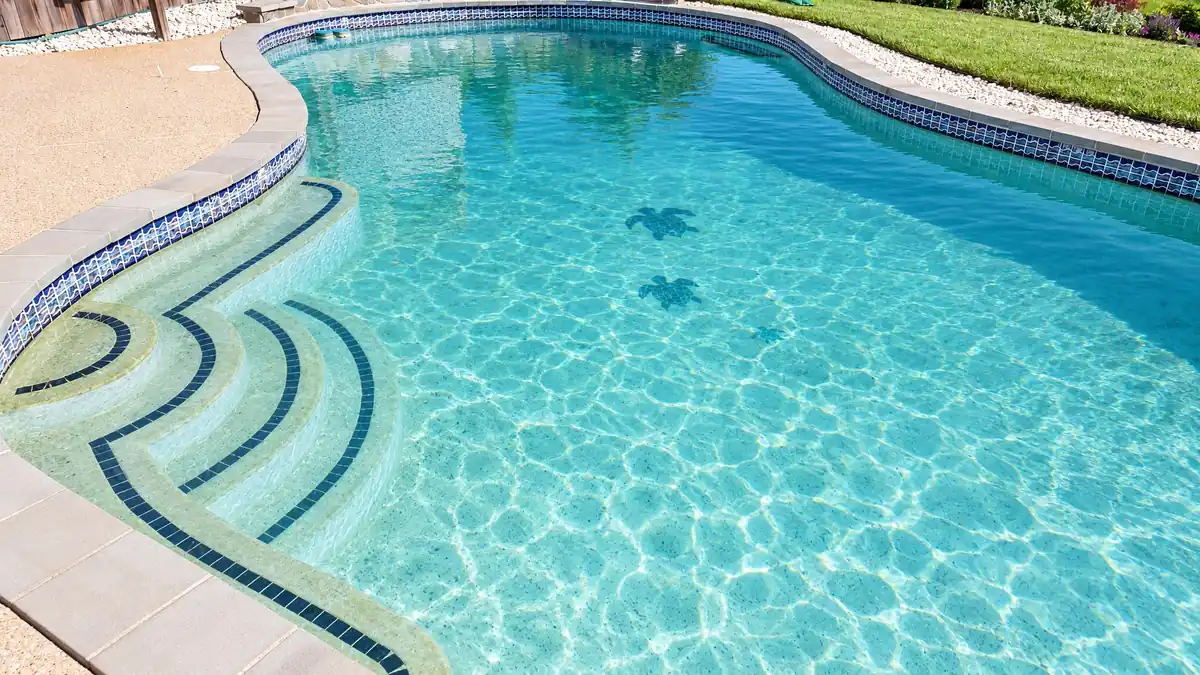 Piscine à l’eau verte et trouble, et la même piscine à l’eau bleue et limpide